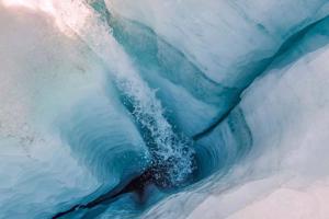 Ūdensrijējs uz Grenlandes ledus vairoga. Tas izveidojies, virsledāja plaisā plūstot ledājūdeņiem. Sākotnēji ūdensrijēji ir vertikāli, bet dziļāk ledājā noliecas tā plūsmas virzienā un veido iekšledāja/zemledāja tuneļus. 2016. gads.