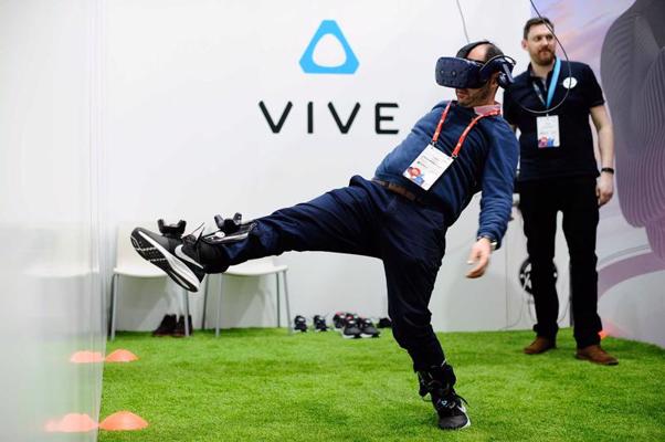 Mobilā pasaules kongresa (Mobile World Congress) apmeklētājs spēlē futbolu ar HTC Vive Pro jauno iekārtu. Barselona, Spānija, 26.02.2018.