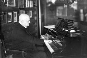 Žans Sibēliuss pie klavierēm. Visticamāk ģimenes mājā Ainola. Somija, 20. gs. 20./30. gadi.