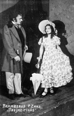 Pauls Sakss Šūberta lomā un Dailes teātra aktrise Elvīra Bramberga Hanerles lomā izrādē ''Trejmeitiņas''. Rīga, 1929. gads.
