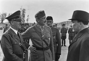 No kreisās: Reihskanclers Ādolfs Hitlers, maršals Gustavs Mannerheims un Somijas prezidents Risto Riti, atzīmējot Mannerheima 75. gadu jubileju. Imatra, Somija, 04.06.1942.