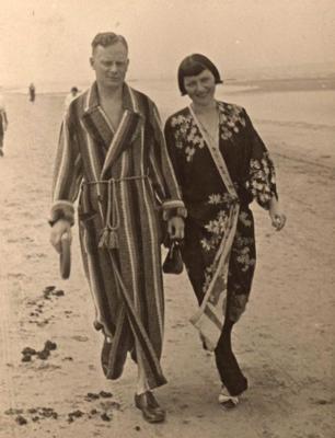 Mirdza Ķempe un Eriks Ādamsons pastaigā pa pludmali, tērpušies rītasvārkos. 1935. gada vasara.