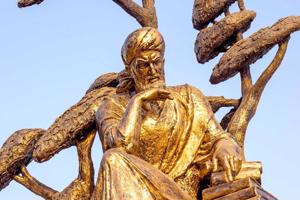 Avicennas bronzas statuja Dušanbe Tadžikistānā, 02.07.2022.