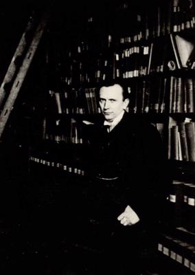 Karls Jasperss Psihiatriskās Universitātes slimnīcas bibliotēkā. Ap 1911. gadu.