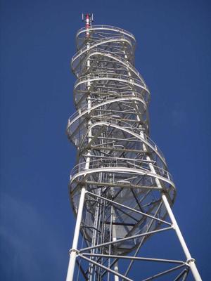 Jaunais Latvijas Valsts radio un televīzijas centra sakaru tornis Ērgļu ielā. Rīga, 2011. gads.