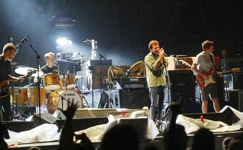 Grupas Pearl Jam uzstāšanās albuma Riot Act tūres koncerta laikā. Kanzassitija, ASV, 12.06.2003.