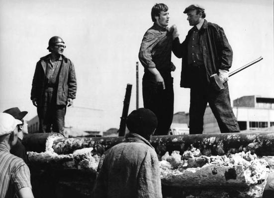 Ciekurs (Aleksejs Mihailovs) aiz krekla pievilcis Arvīdu Lasmani (Jānis Paukštello) filmā "Mans draugs – nenopietns cilvēks", 1975. gads.