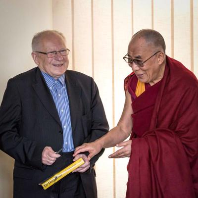 Jānis Stradiņš un Tibetas garīgais līderis Dalailama.