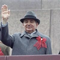 Mihails Gorbačovs sveic darba ļaudis. Maskava, Sarkanais laukums, 01.05.1985.