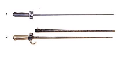 1. Četršķautņu durklis M-le 1866/93/16 ar metāla maksti Lebela sistēmas šautenēm. Francija, 1917. gads. 2. Četršķautņu durklis M-le 1866/93 ar metāla maksti Lebela sistēmas šautenēm. Francija, 19. gs. beigas.