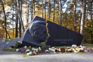Ojāra Vācieša piemiņas vieta Carnikavas kapos. 24.10.2015.