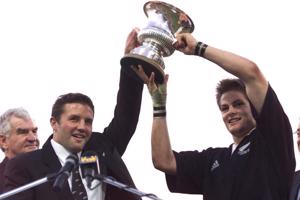 Jaunzēlandes regbija izlases spēlētāji Ārons Maugers (Aaron Mauger) un Ričards Makovs (Richard Hugh McCaw). Austrālija, 30.06.2001.
