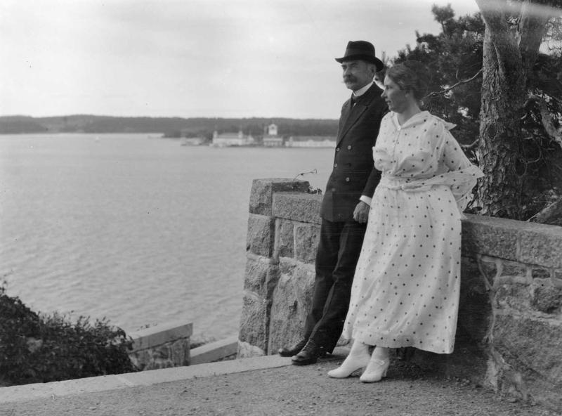 Kārlo Juho Stolbergs ar kundzi Esteri Stolbergu. Nāntali, Somija, 1920. gads.