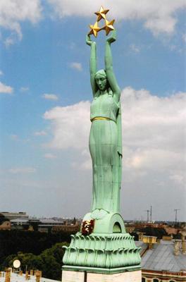 Obelisks ar Brīvības alegoriju – sievietes figūru ar trīs zvaigznēm paceltajās rokās. Brīvības piemineklis, Rīga, 21. gs.