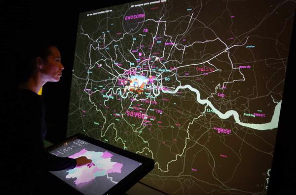 Datu vizualizācijas studijas Tekja tiešraides Twitter, Instagram un Londonas transporta datu plūsmu projekcija izstādē Big Bang Data Somerseta namā. Londona, Lielbritānija, 02.12.2015.
