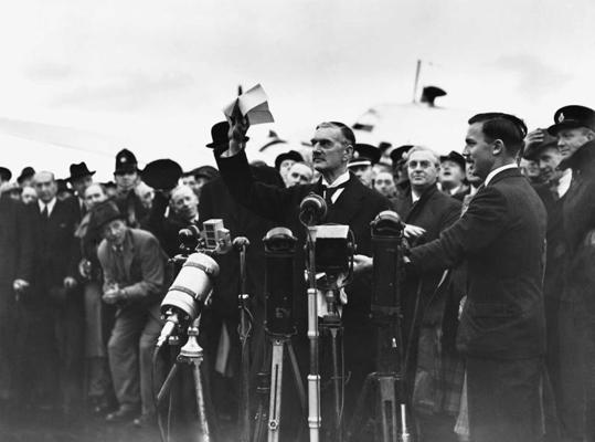 Nevils Čemberlens pēc atgriešanās no Minhenes līguma parakstīšanas māj pūlim Hestonas lidostā sakot “miers mūsu laikmetam”. Anglija, 30.09.1938.