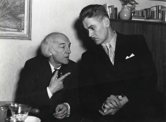 Niklāvs Strunke sarunā ar Andreju Johansonu. Stokholma, 1952. gads.