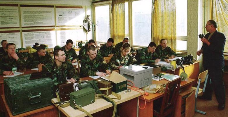 Komandējošā sastāva virsnieku pamatkursa kadeti apgūst aizsardzību no masveida iznīcināšanas ieročiem. Latvijas Nacionālā aizsardzības akadēmija, 2003. gads.
