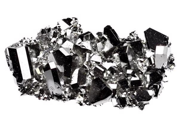 Ķīmiskais elements – 99,9 % tīrs rutēnija kristāls izaudzēts ar tvaiku nogulsnēšanas (vapor deposition) metodi uz balta fona.