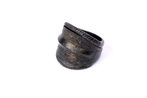 Bronzas gredzens ar profilētu vidusplāksni. Kapenieku senkapi, 28. kaps, 12.–13. gs.