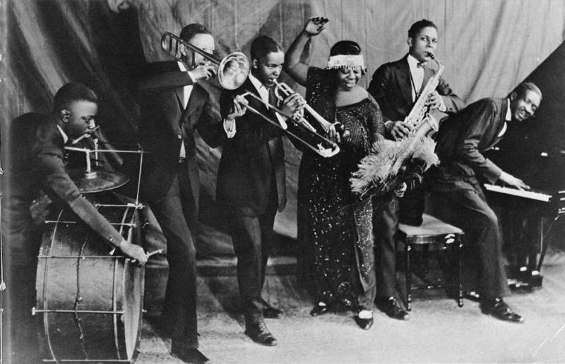 Mā Reinija ar grupu The Rabbit Foot Minstrels. Čikāga, ap 1924. gadu.