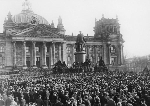 Veimāras republikas pasludināšana pie Reihstāga. Berlīne, Vācija, 09.11.1918.