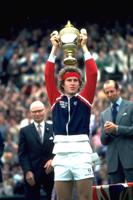 Džons Makenrojs ar Vimbldonas tenisa turnīra kausu. Anglija, 07.1981.