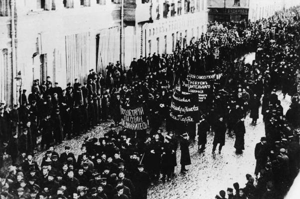 Demonstrācija ar lozungiem "Nost ar monarhiju!" un "Visu zemju proletārieši, savienojieties!". Krievija, 10.1905.