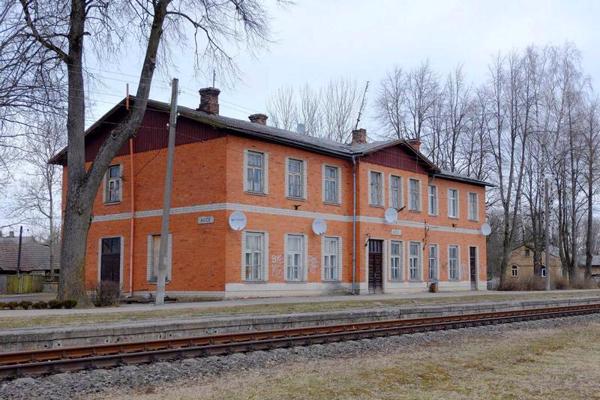 Auces senā stacijas ēka, kas padomju okupācijas laikā apmūrēta ar ķieģeļiem un mūsdienās tiek izmantota kā dzīvojamā ēka. 27.02.2019.