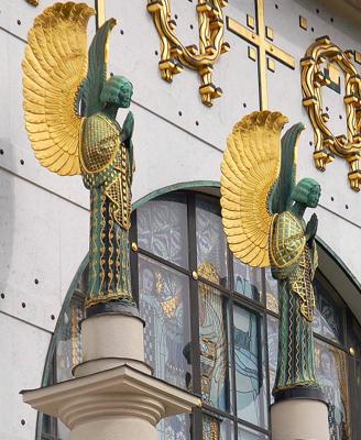 Eņģeļu skulptūras Sv. Leopolda baznīcas fasādē. Vīne, 2012. gads.