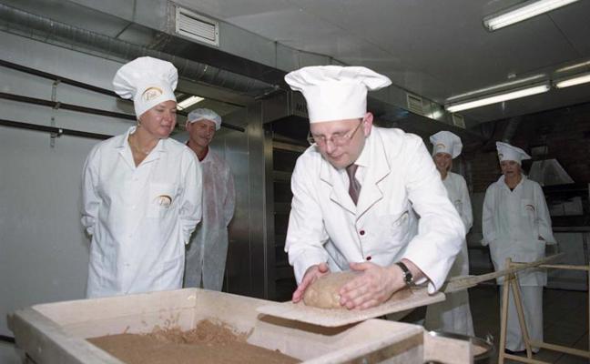 Akciju sabiedrības "Lāču maize" īpašnieks, maiznieks Normunds Skauģis veido rupjmaizes kukuli pirms ievietošanas maizes cepšanas krāsnī maizes ceptuves telpās Babītes pagasta "Benūžu - Skauģi" mājās Saeimas pārstāvju vizītes laikā. 03.08.2005.