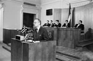 5. Saeima. Tribīnē Ministru prezidents Valdis Birkavs. Rīga, Saeimas Sēžu zāle, apmēram 1993.−1994. gads.
