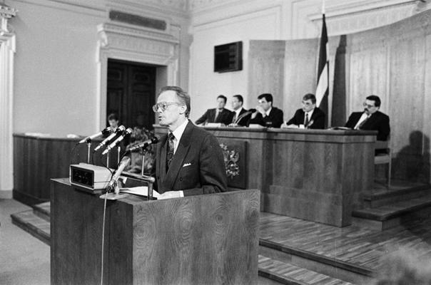 5. Saeima. Tribīnē Ministru prezidents Valdis Birkavs. Rīga, Saeimas Sēžu zāle, apmēram 1993.−1994. gads.