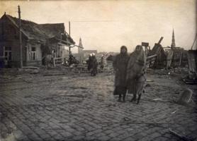 Iedzīvotāji Daugavas krastmalā pie Lībekas tilta uzbrauktuves Pārdaugavas pusē. 11.1919.