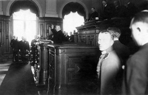 Valsts prezidents Alberts Kviesis dod svinīgo solījumu, stājoties amatā. 11.04.1930. 