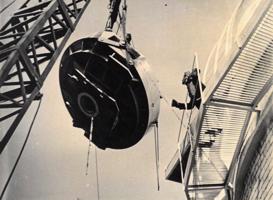 Baldones Šmita teleskopa galvenā spoguļa iecelšana. Ķekavas novads, 1966. gads.