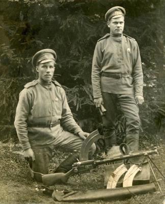 9. att. Latviešu strēlnieki ar patšauteni Madsen M-1902.