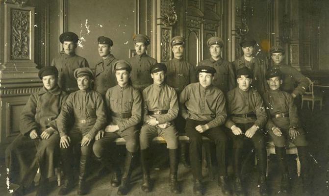 Latviešu strēlnieku padomju divīzijas 6. pulka sardzes komanda. Petrograda, 1918. gads.