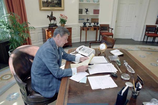 Ronalds Reigans Ovālajā kabinetā strādā pie runas tautai. Vašingtona, 1981. gads.