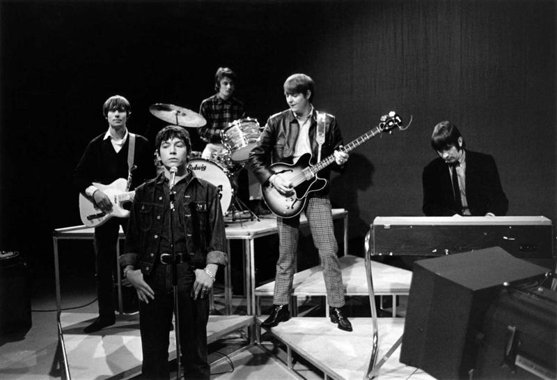 The Animals koncerts. Lielbritānija, 1966. gads. No kreisās: Hiltons Velentains, Ēriks Bērdens, Džons Stīls, Čass Čāndlers un Deivs Rauberijs.