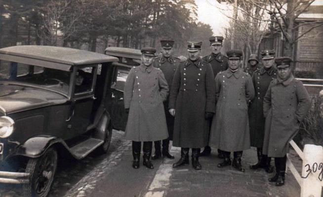 Pulkvedis Vilis Spandegs starp Japānas armijas virsniekiem, kuri viesojās Kurzemes divīzijā. 1930. gads.
