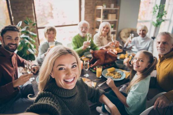 Vienas ģimenes vairākas paaudzes pie svētku galda. 2019. gads.