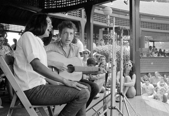 Bobs Dilans un Džoana Baeza Ņūportas folkfestivālā. Rodailenda, 1963. gads.