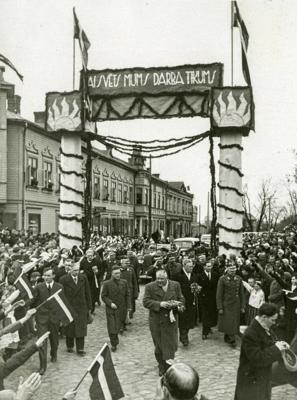 Latvijas Ministru prezidents Kārlis Ulmanis un valdības locekļi izbraukumā kādā no Latvijas pilsētām. 20. gs. 30. gadi.