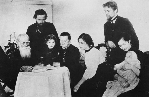 No kreisās: Krišjānis Barons, Jānis Jaunsudrabiņš, Krišjāņa Barona mazmeita Lidija, Dārta Barona, Lizete Jaunsudrabiņa, Kārlis Skalbe, Lizete Skalbe ar dēlu Jāni Viesturu. 1910.–1911. gads.