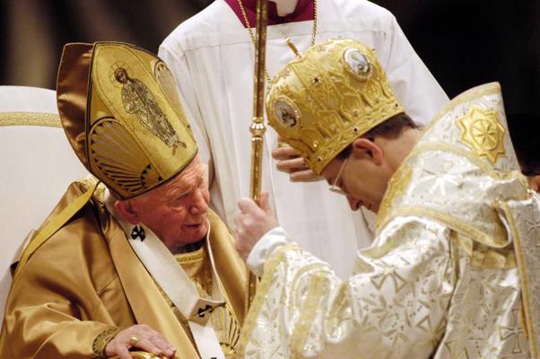 Pāvests Jānis Pāvils II svētī tikko ordinēto bīskapu 12 bīskapu ordinācijas laikā Svētā Pētera bazilikā Vatikānā, 06.01.2003.