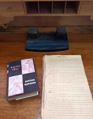 Antona Rupaiņa romāna "Baltie tēvi" izdevums (Tilta apgāds, 1964) un tā manuskripts mašīnrakstā Antona Rupaiņa muzejā, 03.2023.