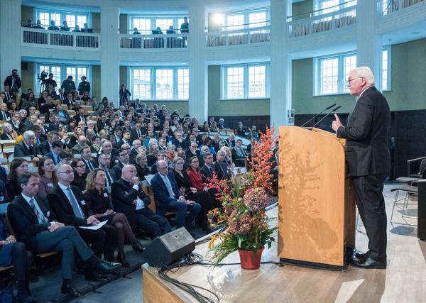 Federālais prezidents Franks Valters Šteinmeiers (Frank-Walter Steinmeier) uzrunā Vācijas Rektoru konferences dalībniekus Hamburgas Universitātē (Universität Hamburg). Hamburga, 18.11.2019.