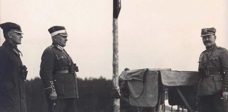 Latvijas armijas komandieris ģenerālis Mārtiņš Peniķis un artilērijas inspektors ģenerālis Eduards Kalniņš viesojas Latgales artilērijas pulkā.