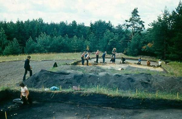 Arheoloģiskie izrakumi Brikuļu pilskalna plakumā 1977. gadā.